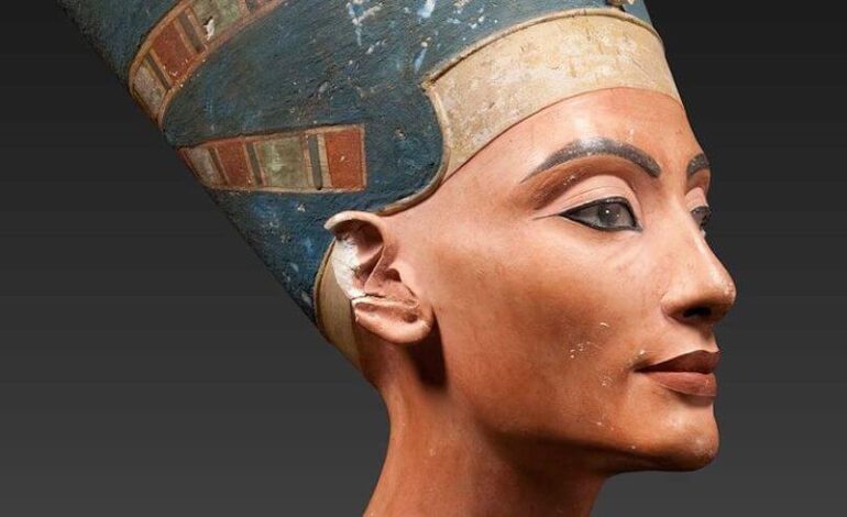 What do we know about Nefertiti?